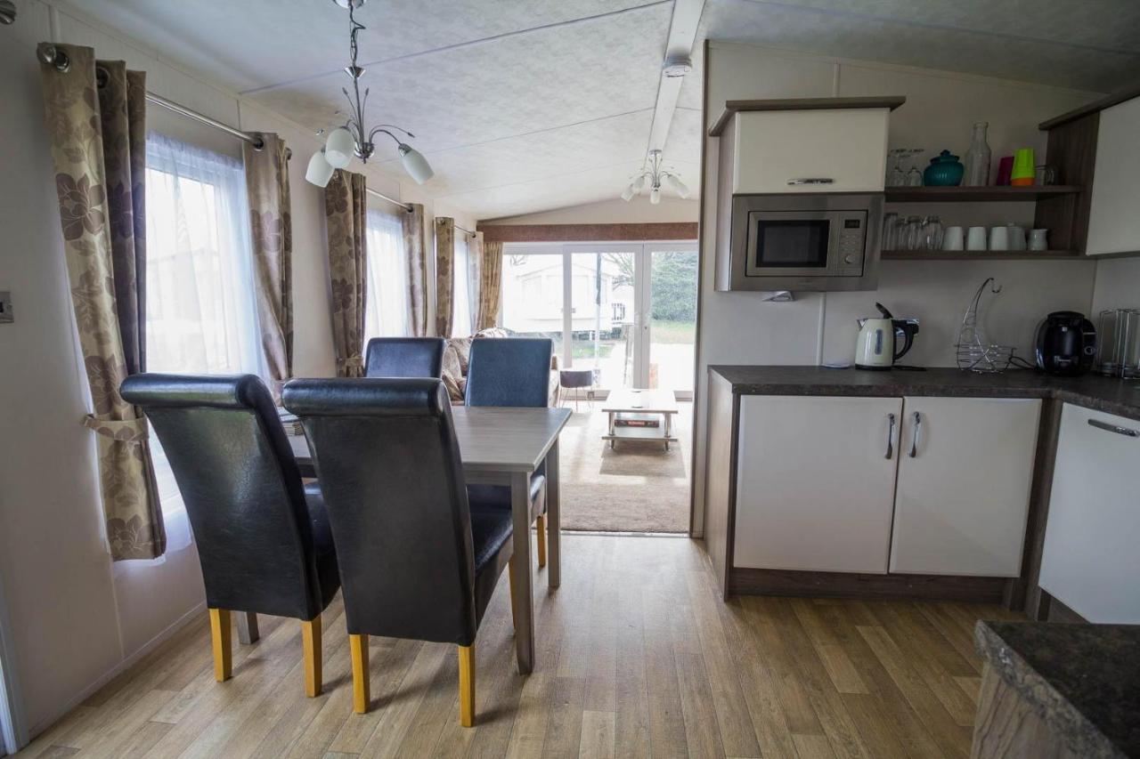 Modern 6 Berth Caravan At Highfield Grange In Essex Ref 26609P Clacton-on-Sea Exterior foto